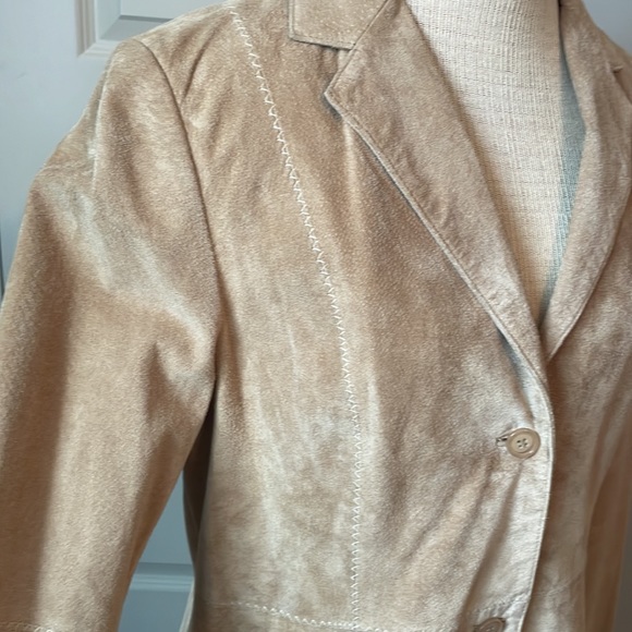 Three-quarter length suede three button jacket. Size 8 by John Paul Richard. - Picture 2 of 7
